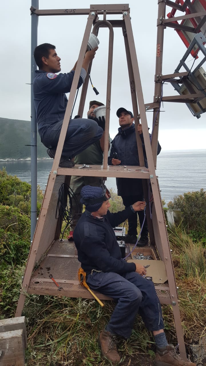 Personal de la comisión instalando la baliza base AIS en San Juan de Salvamento